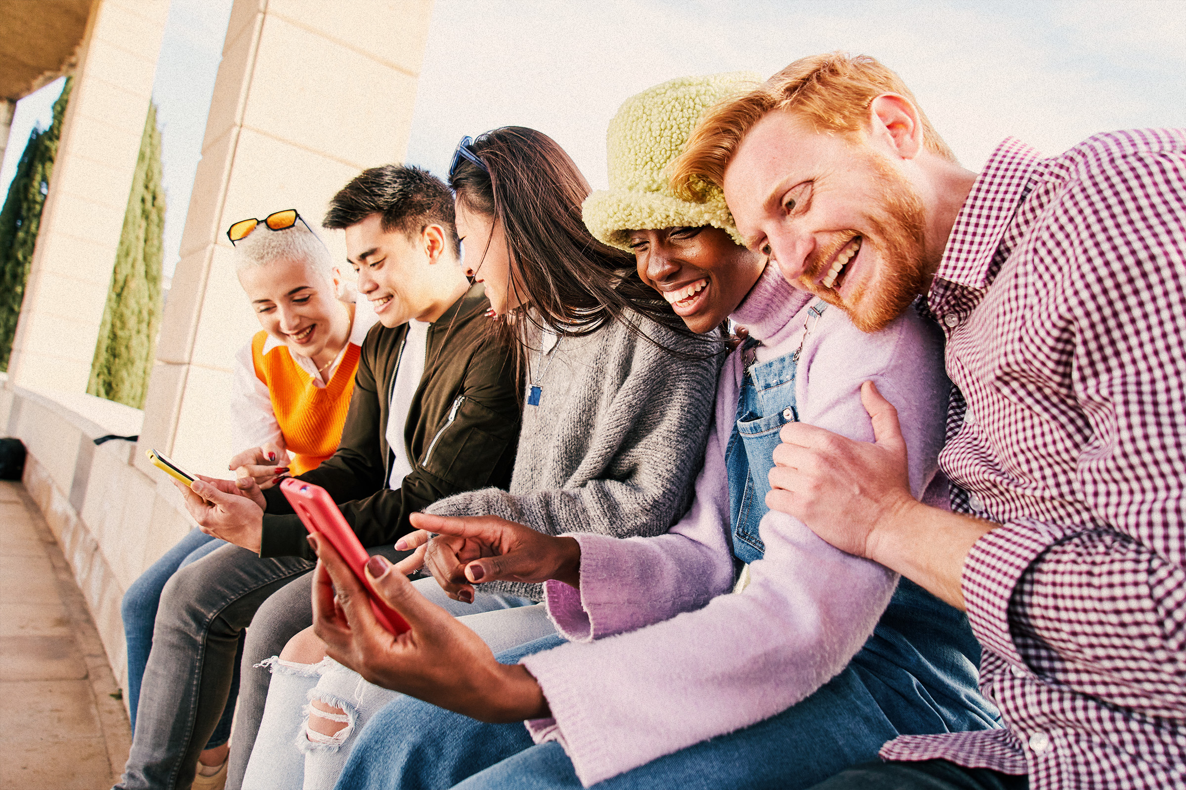 Eine Gruppe mit fünf jungen Erwachsenen entdeckt eine neue Umgebung spielerisch.