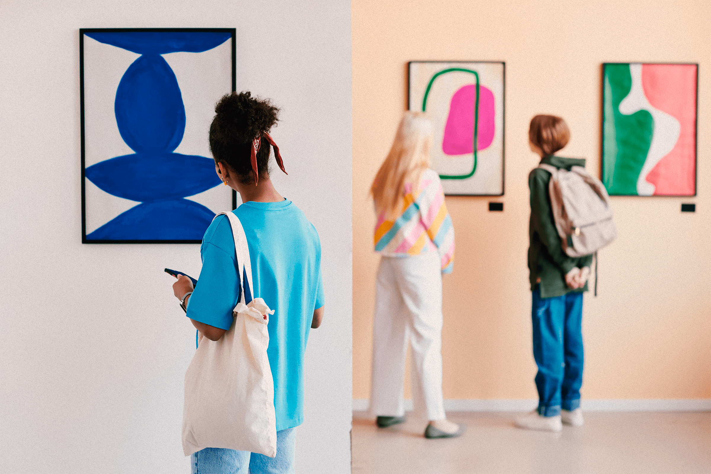 Besucher:innen entdecken eine Museumsausstellung mit Unterstützung ihres Smartphones.